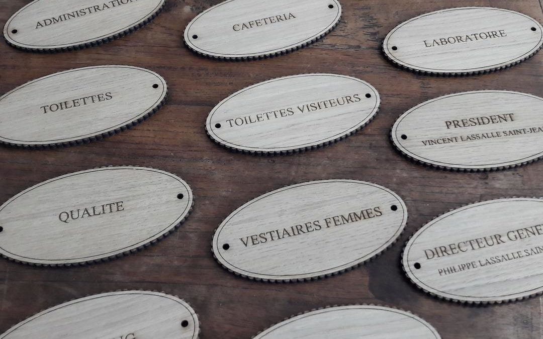 Signalétique de bureaux – plaques de porte pour la Maison Meneau