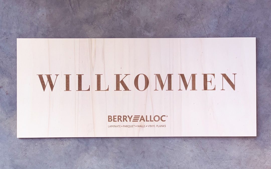 Panneau signalétique et invitations en bois pour BERRY ALLOC