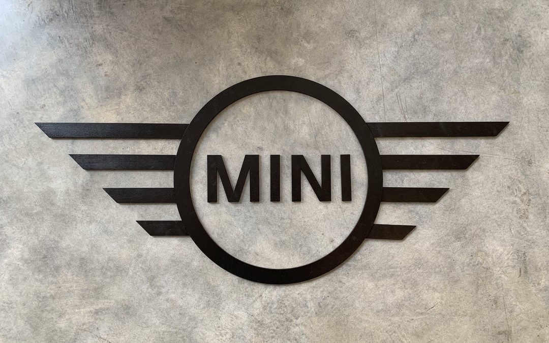 Mini Store Bayern Automobiles – Signalétique murale en bois