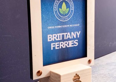 Trophée écoresponsable conçu pour les Green Marine Europe Awards avec socle en bois local.